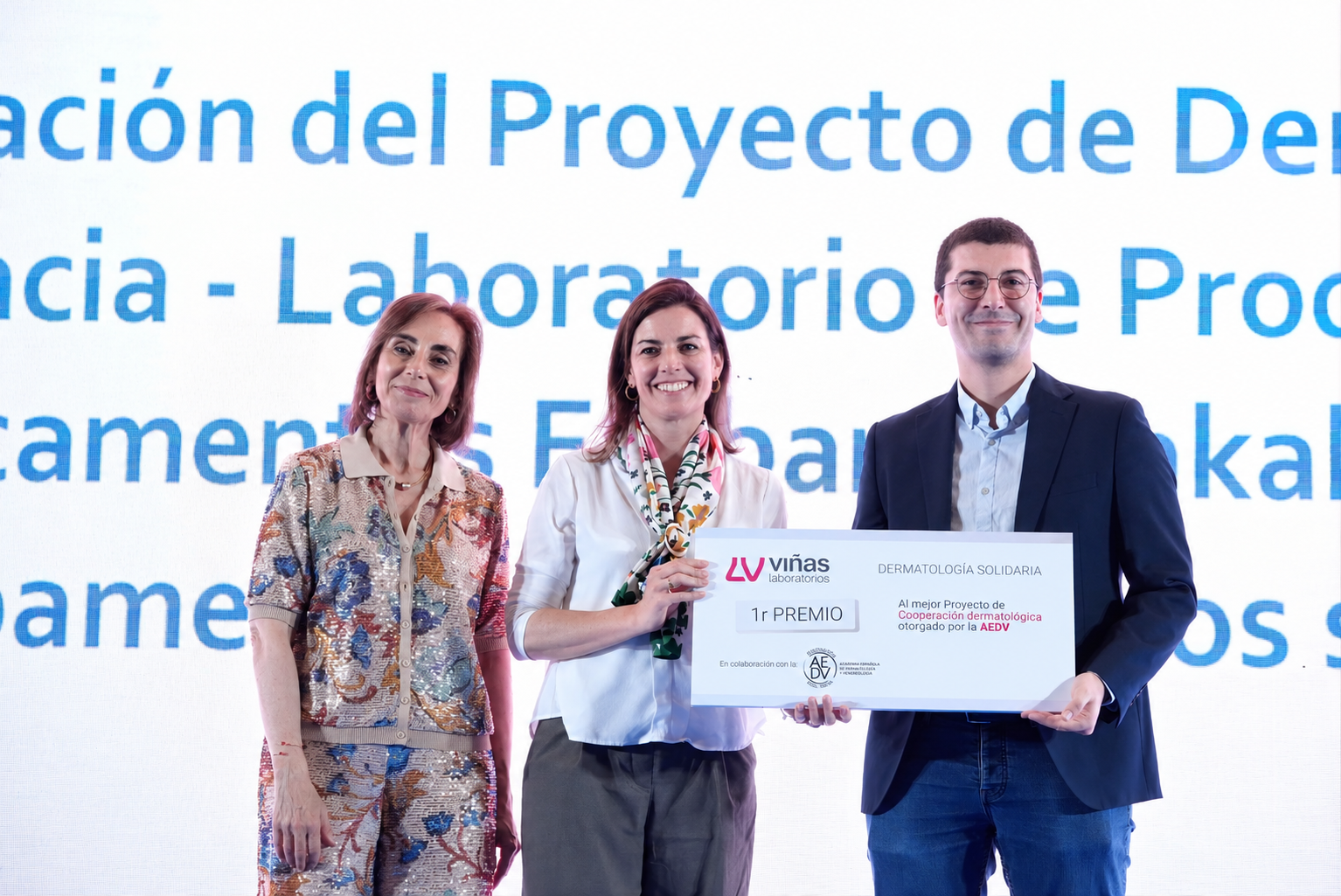 Un proyecto en los campamentos de refugiados saharauis que aúna dematología, farmacia y el laboratorio de producción de medicamentos Embarek Fakal·la recibe el patrocinio solidario de Laboratorios Viñas