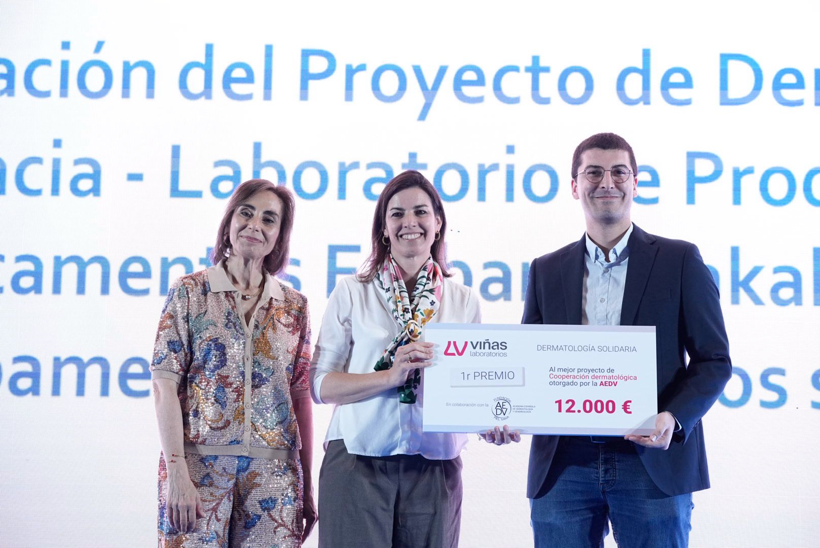 Un proyecto en los campamentos de refugiados saharauis que aúna dematología, farmacia y el laboratorio de producción de medicamentos Embarek Fakal·la recibe el patrocinio solidario de Laboratorios Viñas