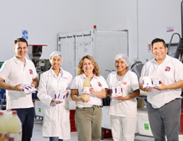 Acompañamos a mujeres emprendedoras, en entornos vulnerables, cuyo trabajo, sostiene y transforma sus comunidades
